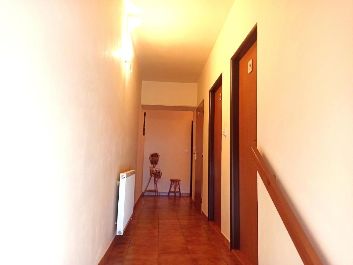 P&P Jicin Apartments - Soukrome 2-3 Luzkove Pokoje S Vlastni Kuchyni A Koupelnou Экстерьер фото