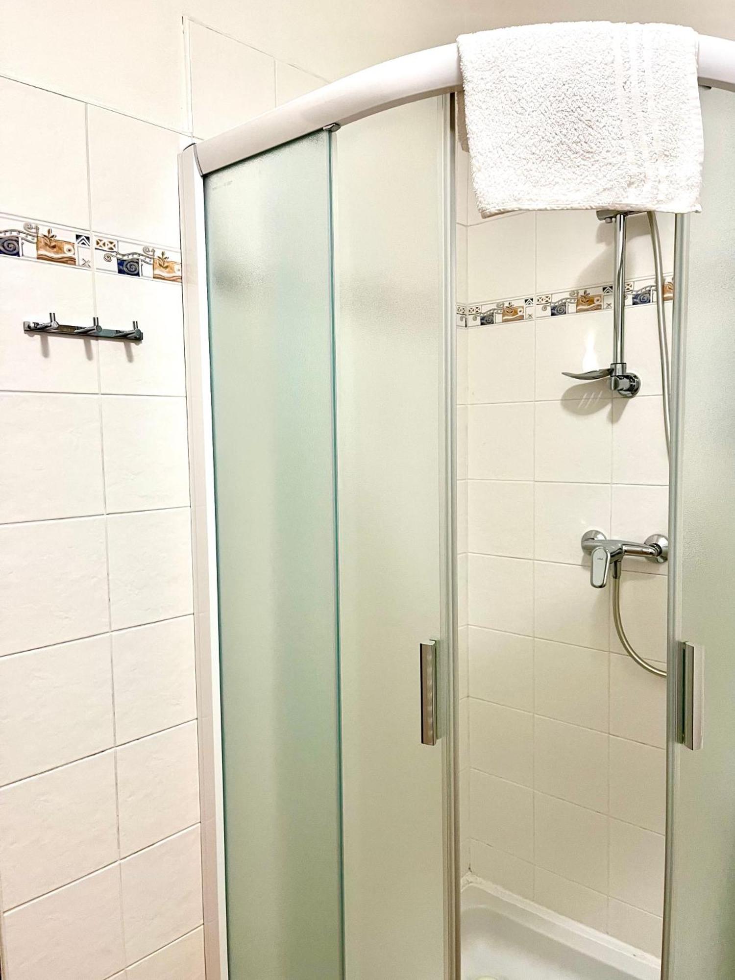 P&P Jicin Apartments - Soukrome 2-3 Luzkove Pokoje S Vlastni Kuchyni A Koupelnou Экстерьер фото