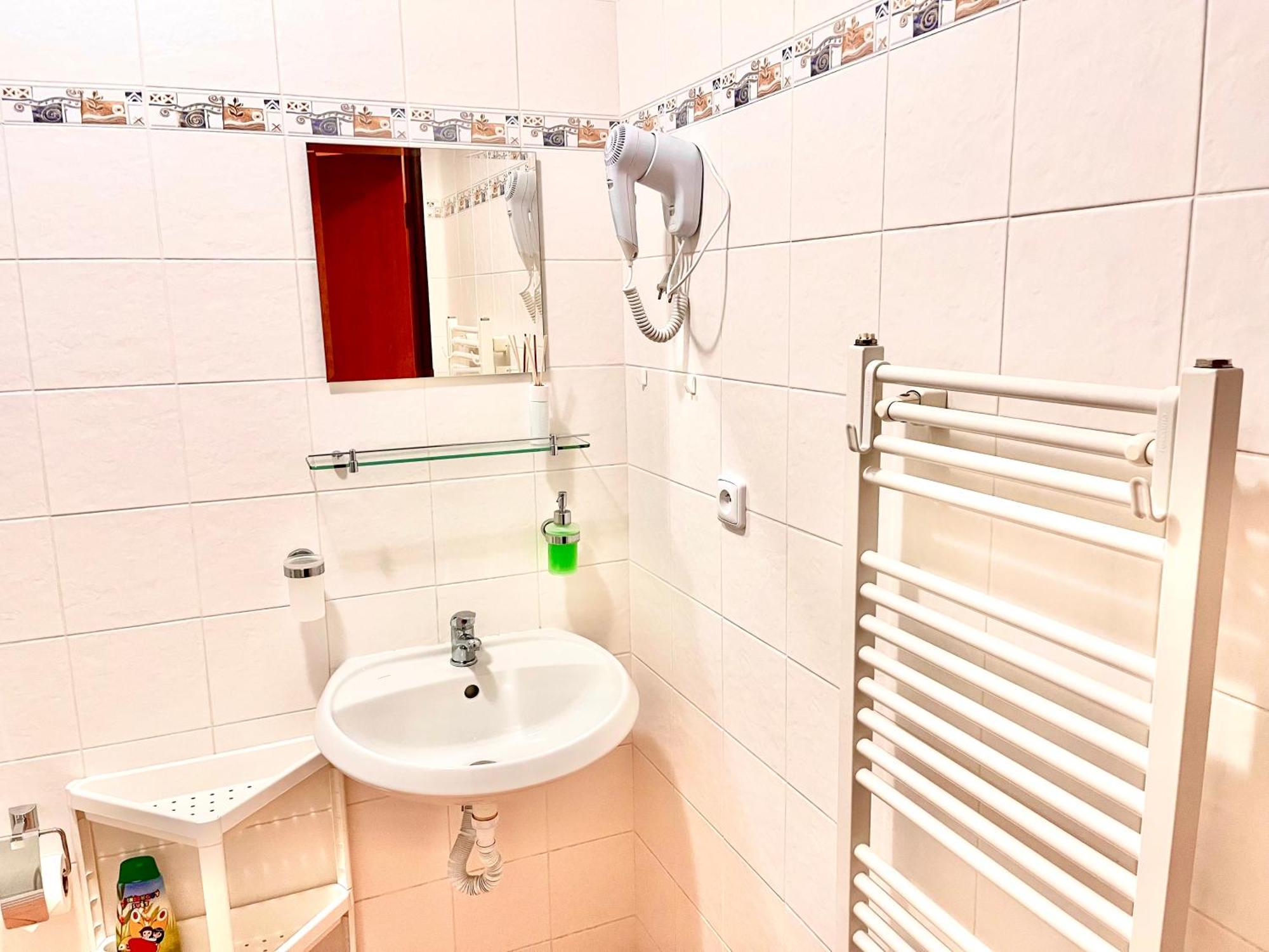 P&P Jicin Apartments - Soukrome 2-3 Luzkove Pokoje S Vlastni Kuchyni A Koupelnou Экстерьер фото
